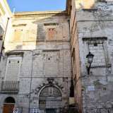Eppure il palazzo � ormai da anni abbandonato: presenta gli accessi quasi tutti murati ed � stato dichiarato inagibile negli anni 80, anche se attualmente al suo interno sono in corso dei lavori (Foto di Gennaro Gargiulo)